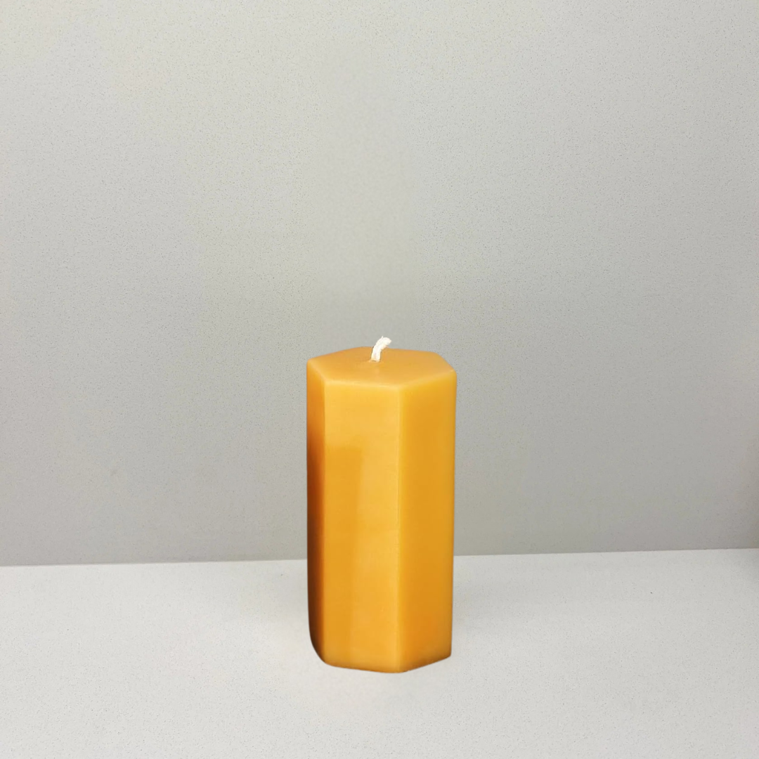 Vela Hexágono Azafrán M